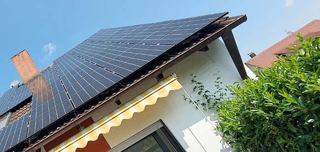 Montage einer Photovoltaikanlage auf Steildach eines Reihenhauses in Fürth