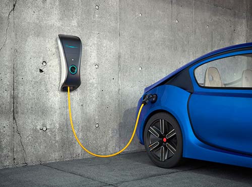 Batteriespeicher und Wallbox zum Laden eines PKW