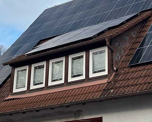 Montage der PV-Anlage auf Gaube in Erlangen